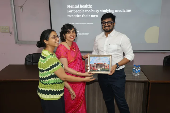 Dr Shaurya Garg receiving a memento at VMMC and Safdarjung Hospital