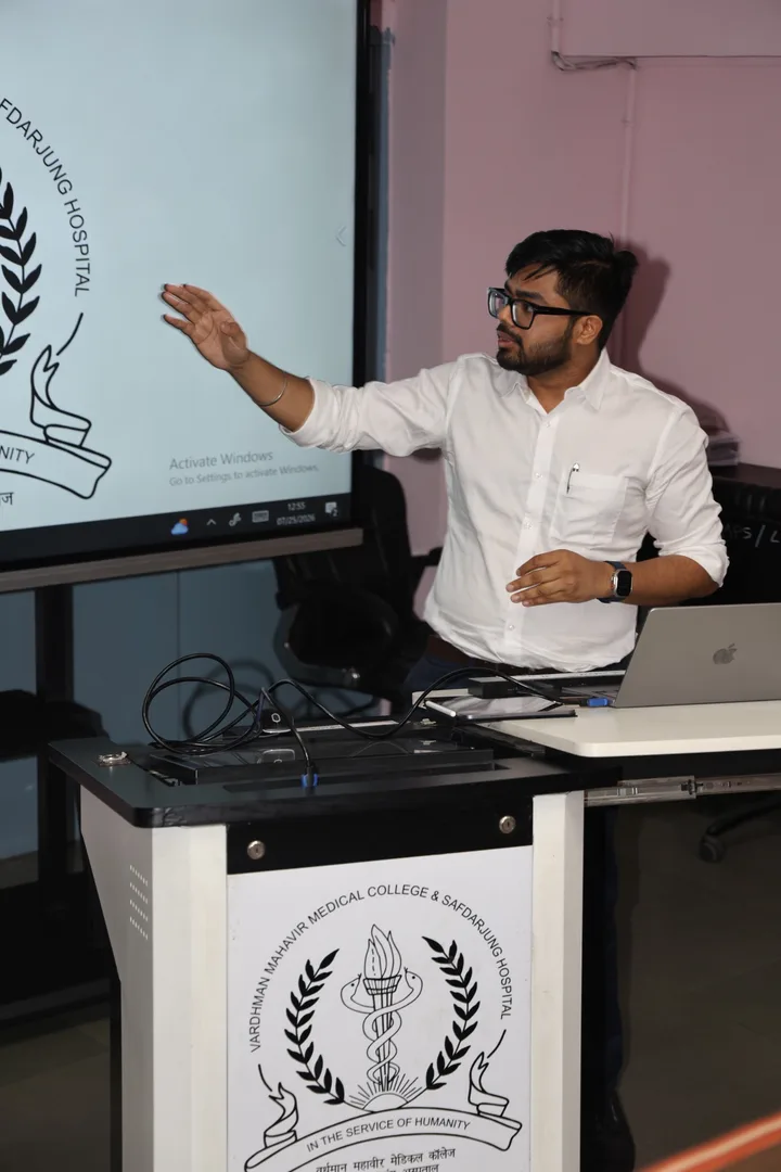 Dr Shaurya Garg delivering a guest lecture at the VMMC and Safdarjung Hospital lectern